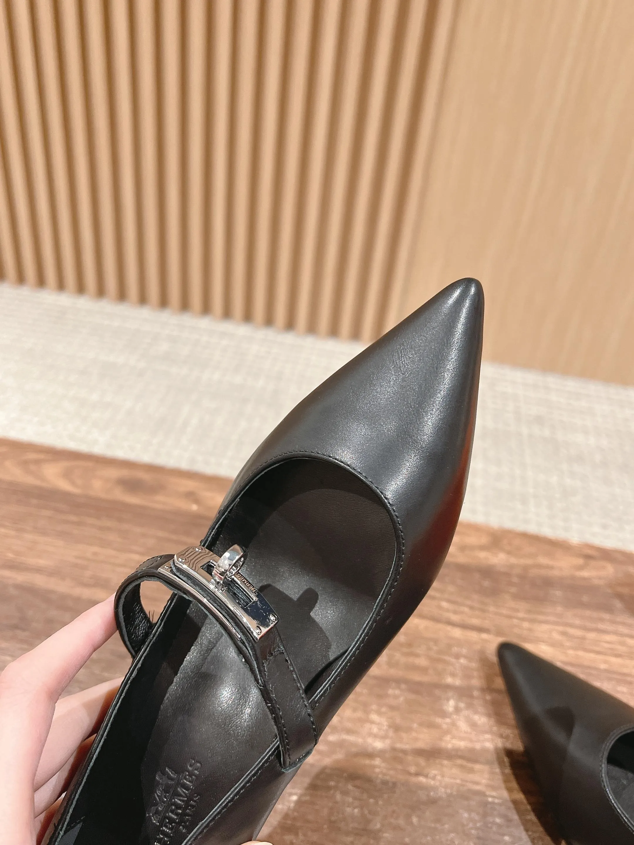 H Leather Pointed toe flat shoes