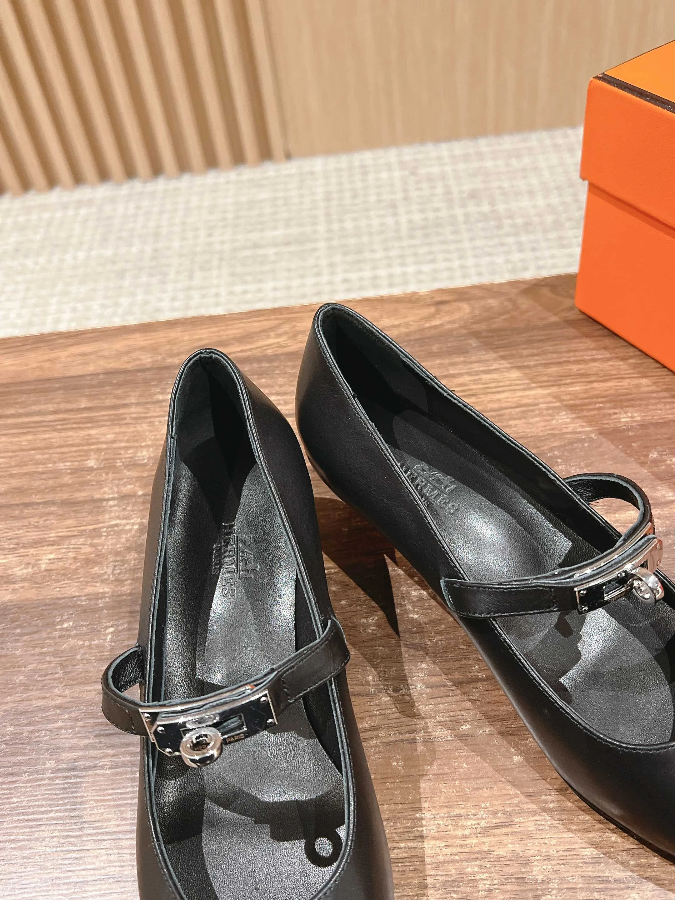 H Leather Pointed toe flat shoes
