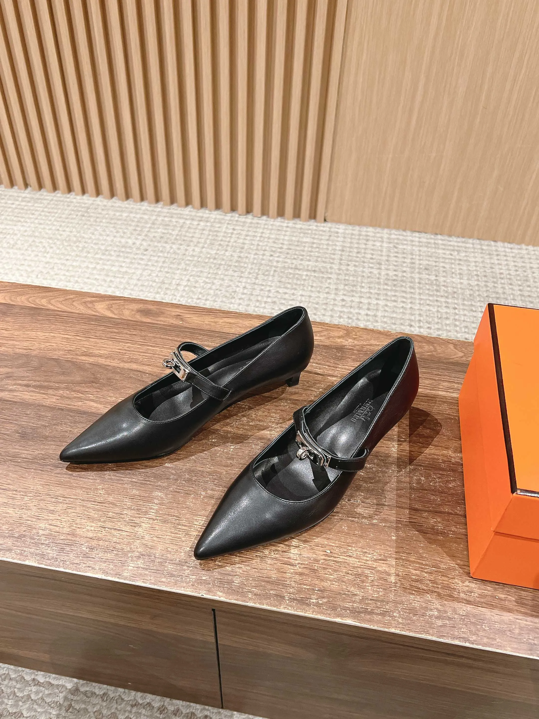 H Leather Pointed toe flat shoes