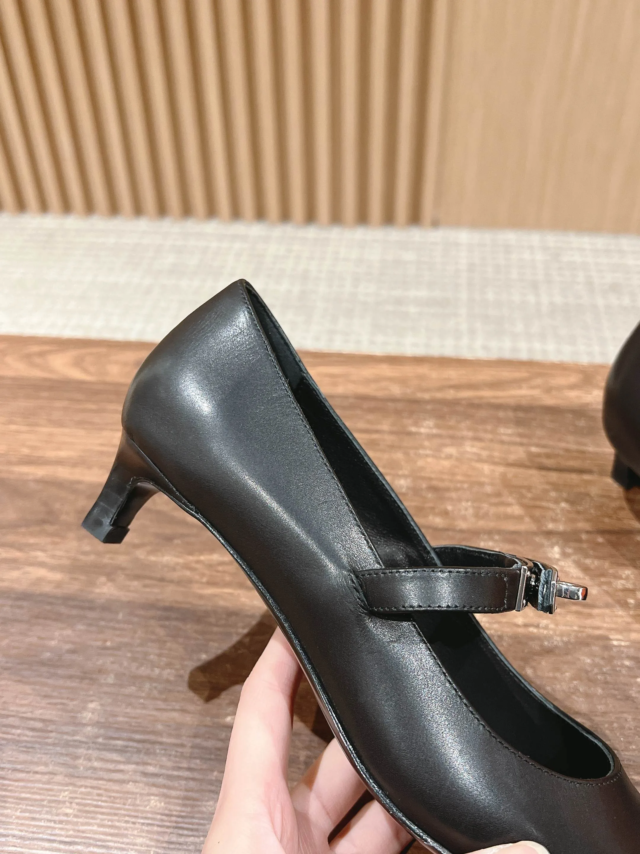 H Leather Pointed toe flat shoes