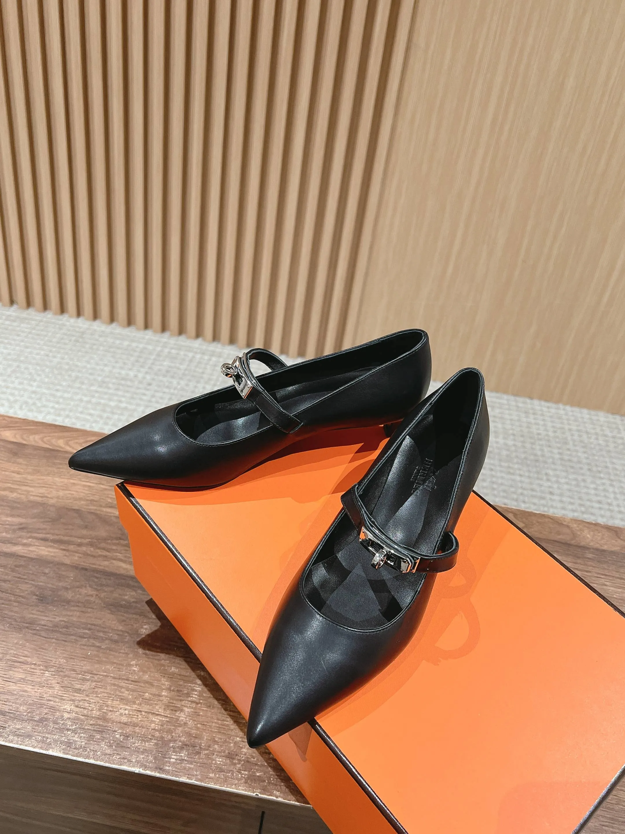 H Leather Pointed toe flat shoes