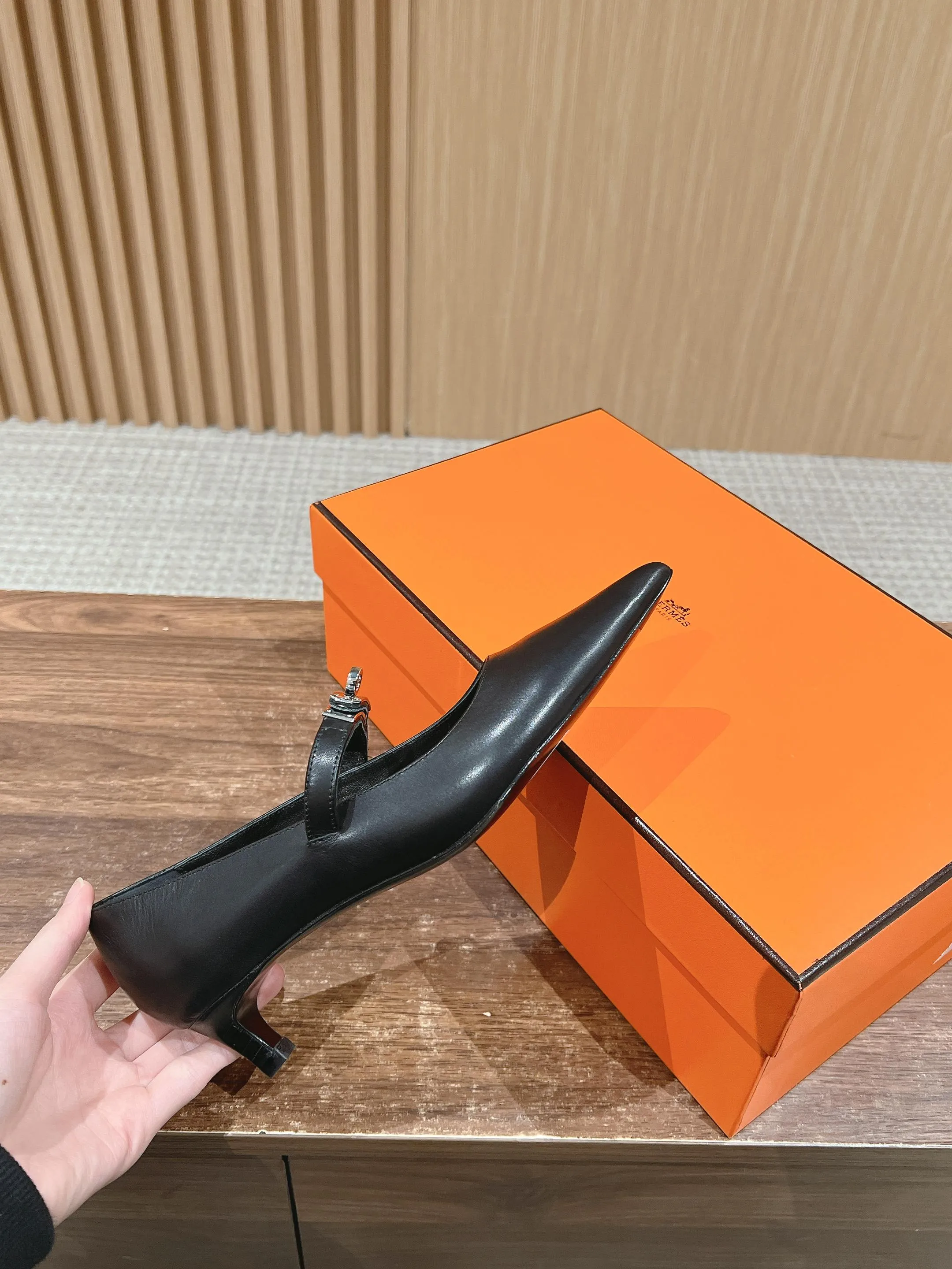 H Leather Pointed toe flat shoes