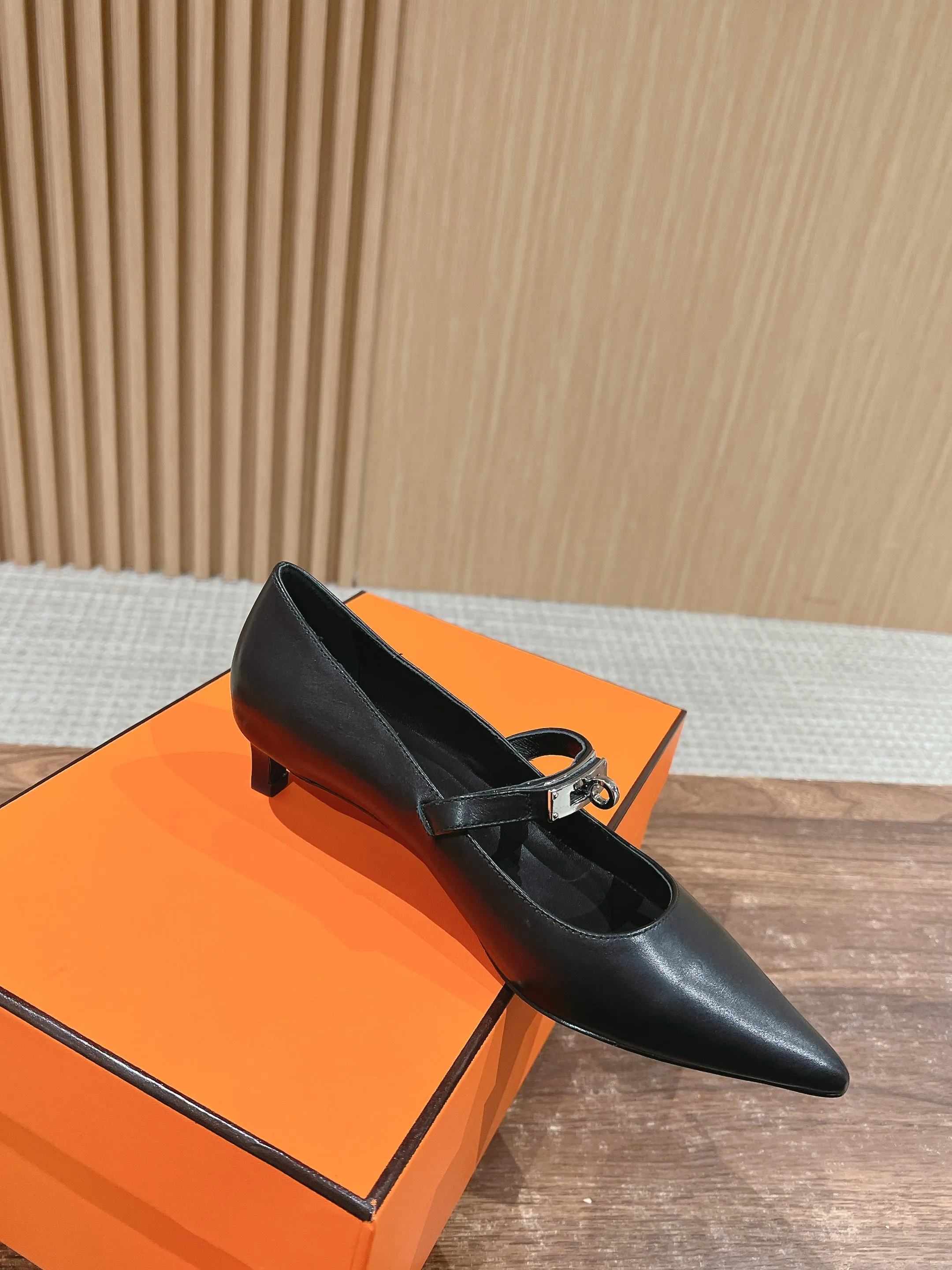 H Leather Pointed toe flat shoes