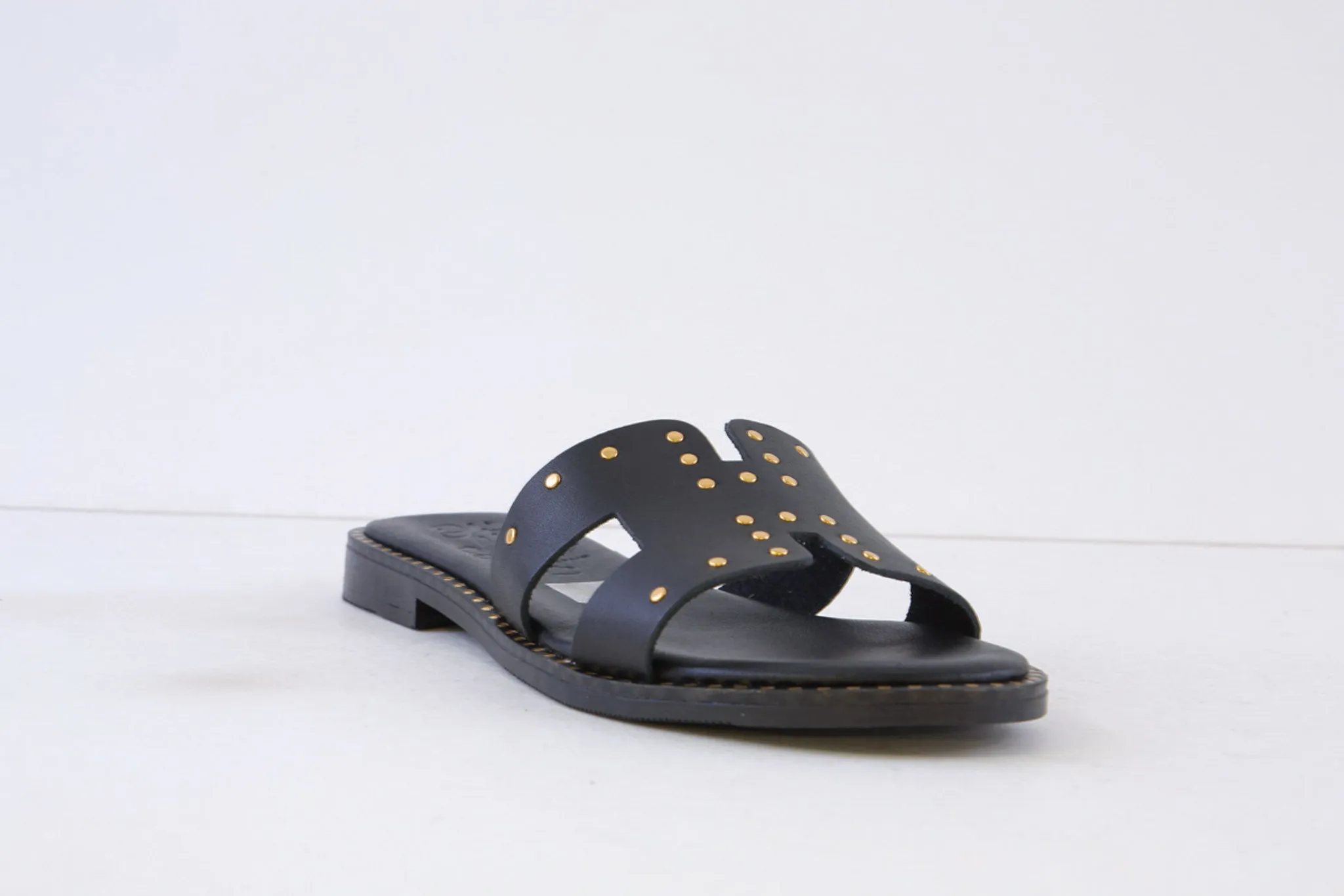 OH MY SANDALS - 5576 FLAT MULE WITH STUD DETAIL - BLACK