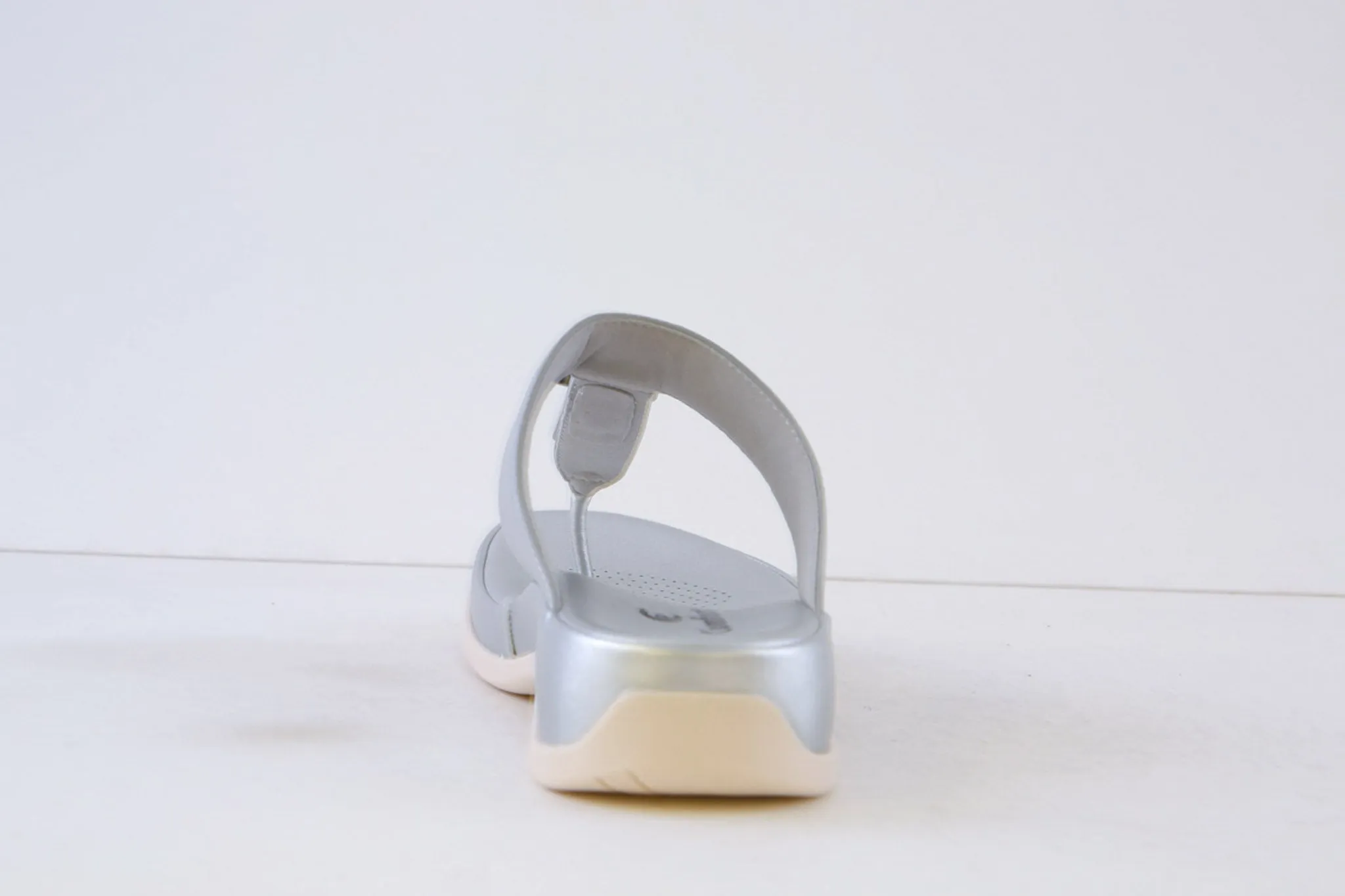 P-COMFORT - WW1654 TOE-POST MULE - SILVER