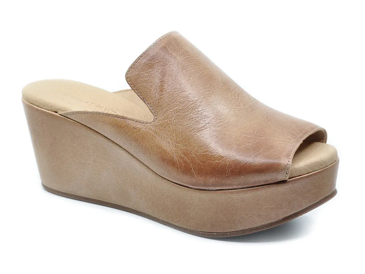 WOMEN'S CHOCOLAT BLU WHISPER PLATFORM SANDAL IN SAND